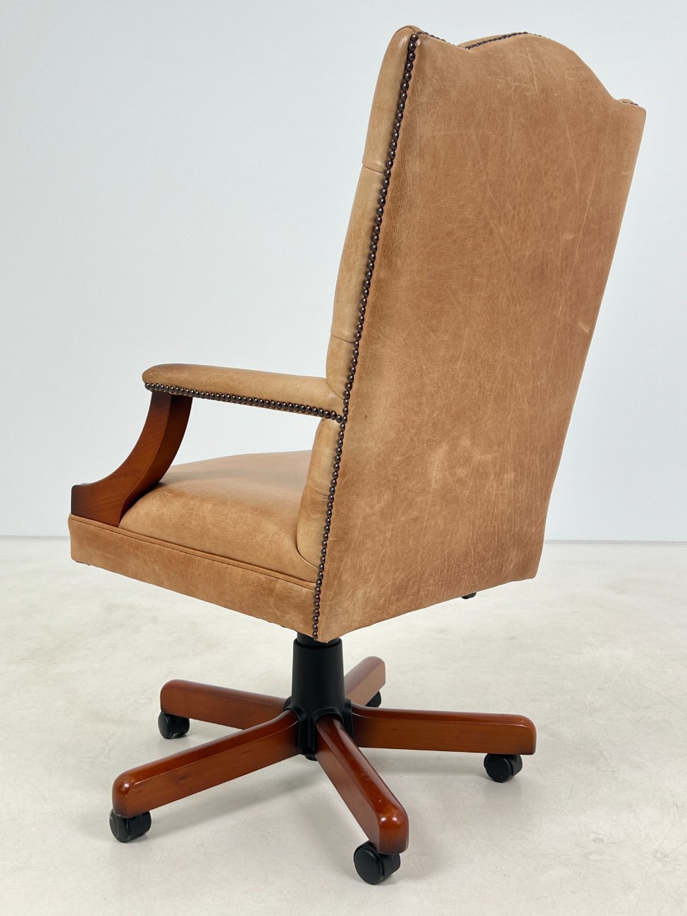 HL0168-kedes-9 Raudonmedžio rėmo darbo krėslas su oda 77x77x113 cm, 56 cm