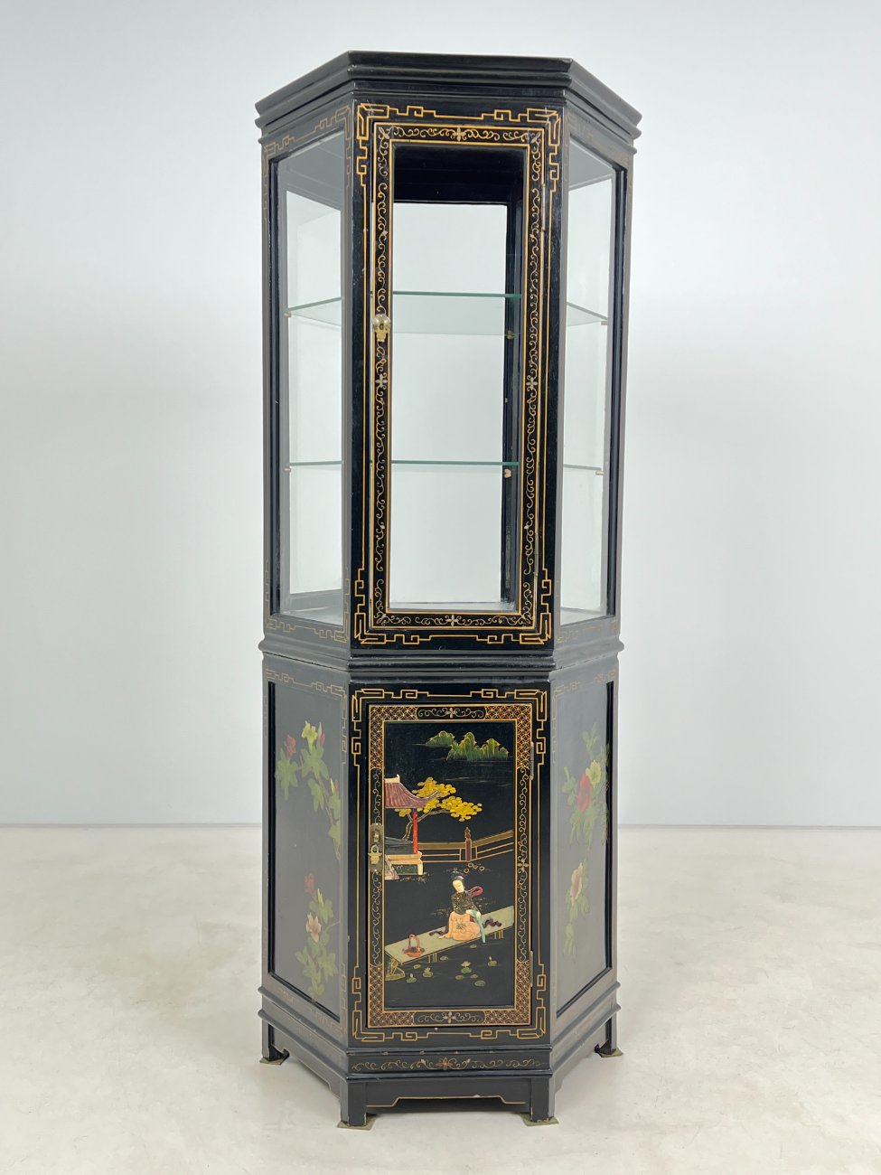 HL0173-vitrinos-1 Rytietiška šešiakampė vitrina 70x61x177 cm