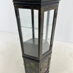 Rytietiška šešiakampė vitrina 70x61x177 cm