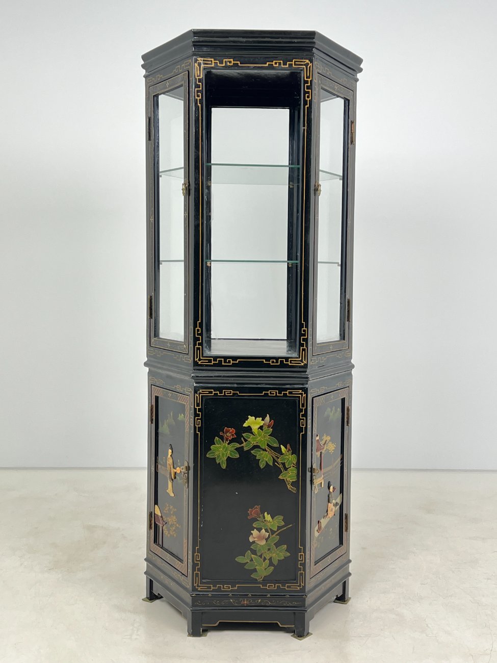 HL0173-vitrinos-3 Rytietiška šešiakampė vitrina 70x61x177 cm