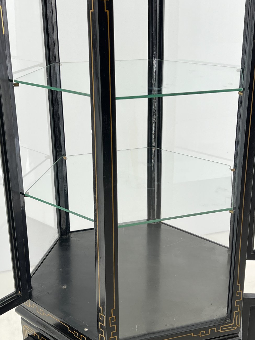 HL0173-vitrinos-6 Rytietiška šešiakampė vitrina 70x61x177 cm