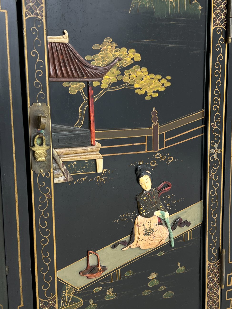 HL0173-vitrinos-9 Rytietiška šešiakampė vitrina 70x61x177 cm