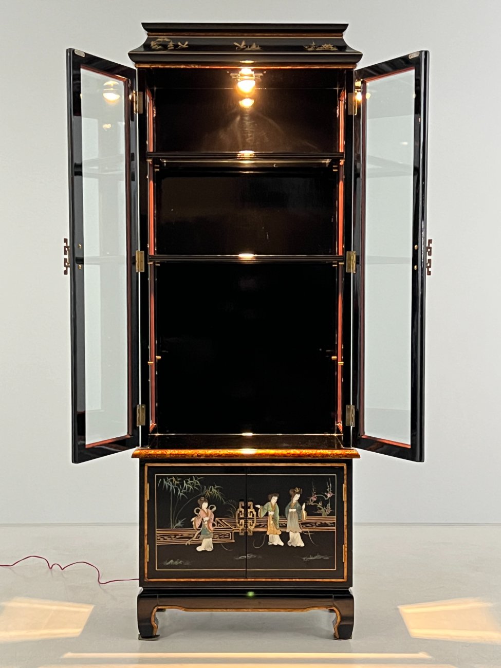 HL0174-vitrinos-8 Rytietiška vitrina su apšvietimu 35,5×69,5×185,5 cm