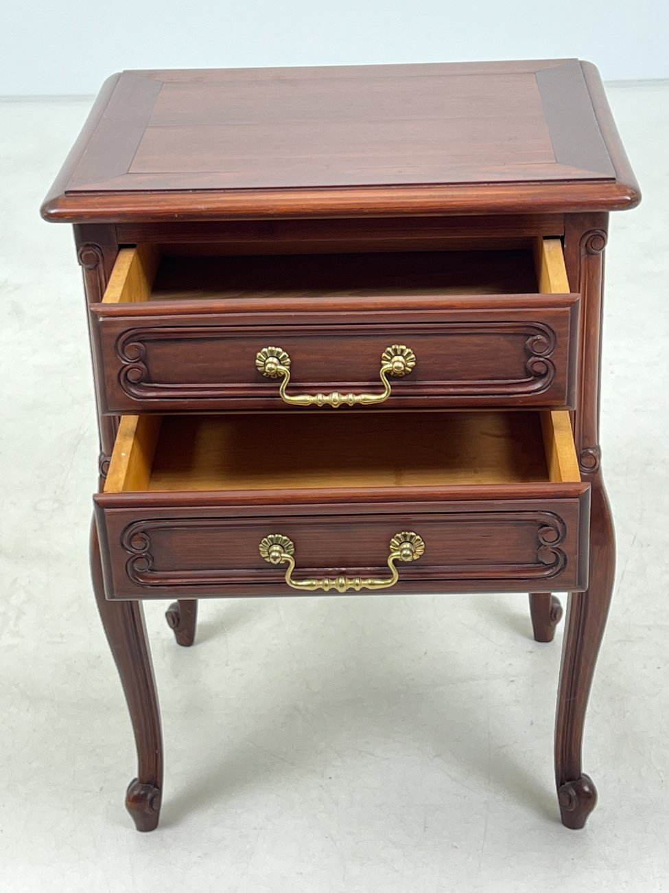 HL0177-spinteles-6 Riešutmedžio spintelės 2 vnt. komplektas 37x44x59 cm