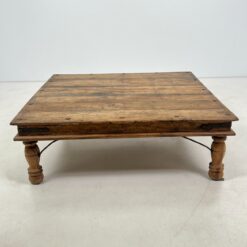 Indiškas kavos staliukas drožinėtais šonais 121x122x40 cm