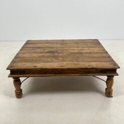 Indiškas kavos staliukas drožinėtais šonais 121x122x40 cm