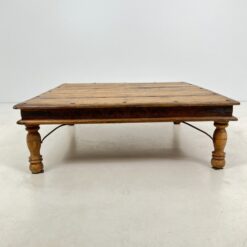 Indiškas kavos staliukas drožinėtais šonais 121x122x40 cm