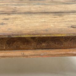 Indiškas kavos staliukas drožinėtais šonais 121x122x40 cm