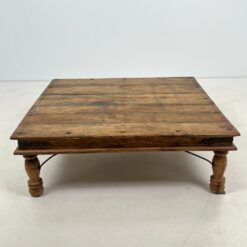 Indiškas kavos staliukas drožinėtais šonais 121x122x40 cm