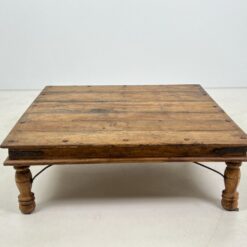 Indiškas kavos staliukas drožinėtais šonais 121x122x40 cm