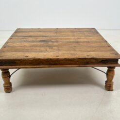 Indiškas kavos staliukas drožinėtais šonais 121x122x40 cm