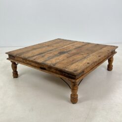 Indiškas kavos staliukas drožinėtais šonais 121x122x40 cm