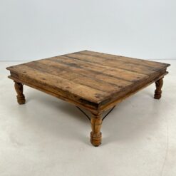 Indiškas kavos staliukas drožinėtais šonais 121x122x40 cm