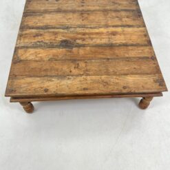 Indiškas kavos staliukas drožinėtais šonais 121x122x40 cm