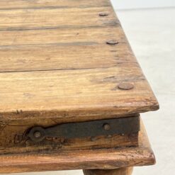 Indiškas kavos staliukas drožinėtais šonais 121x122x40 cm