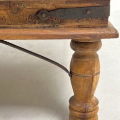 Indiškas kavos staliukas drožinėtais šonais 121x122x40 cm