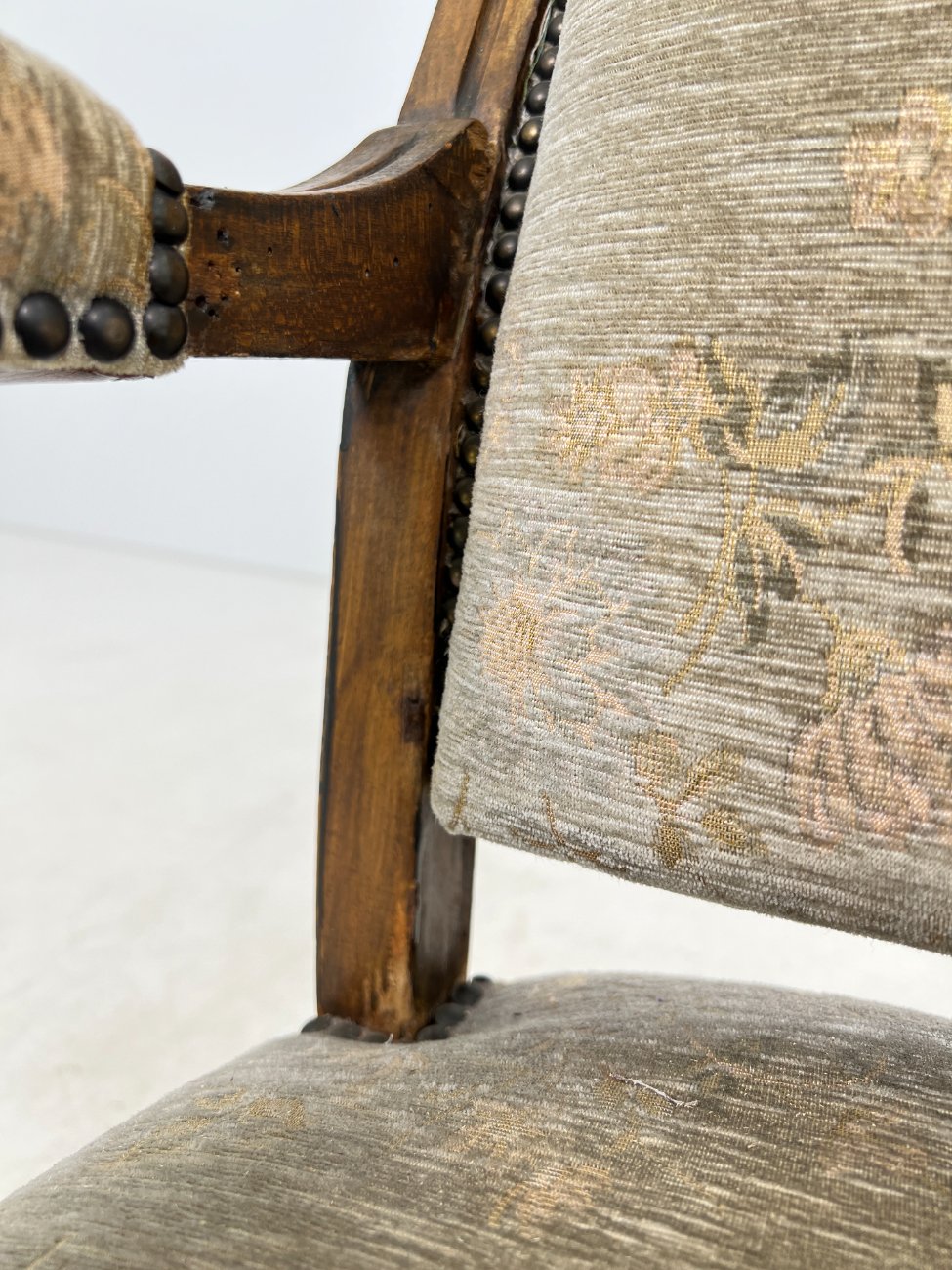 HL0195-valgomojo-kreslai-13 Ąžuolinis krėslas su gobelenu 75×62,5×115 cm, 42 cm