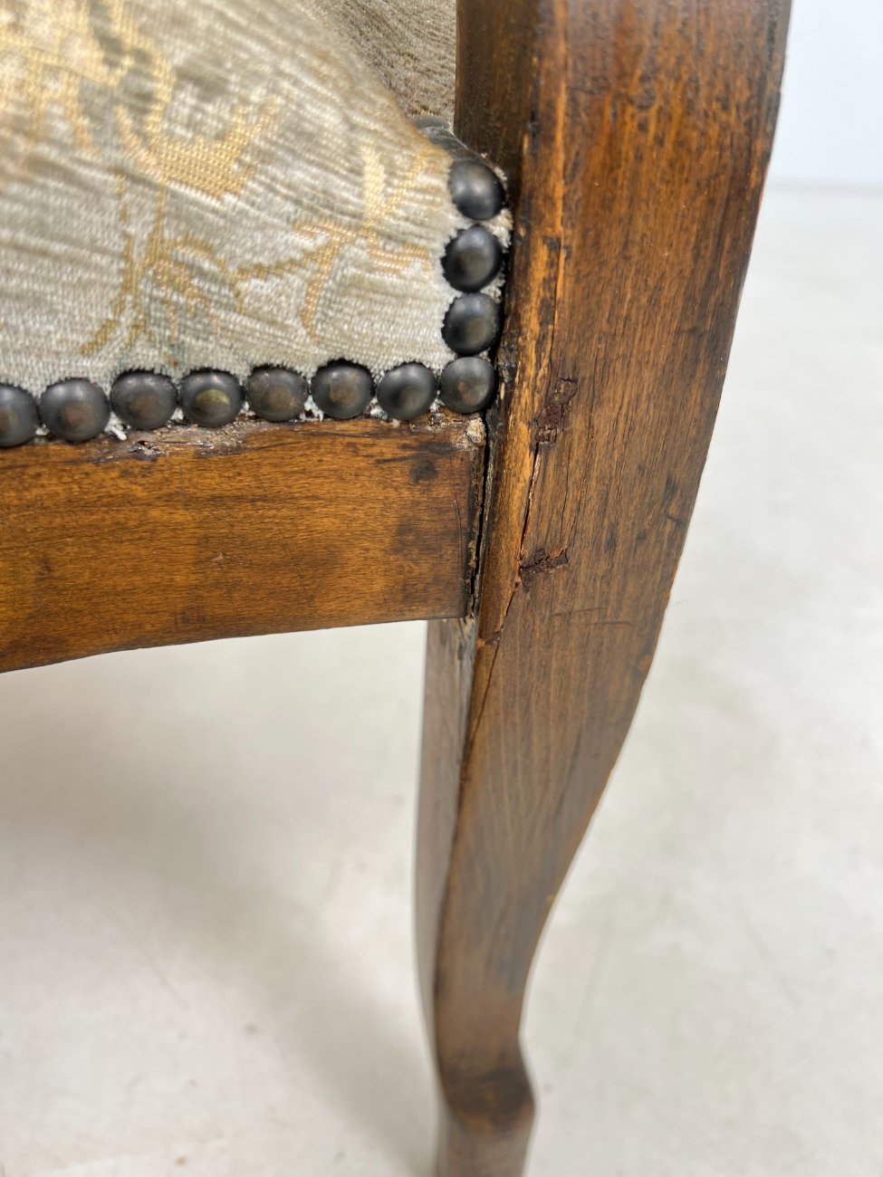 HL0195-valgomojo-kreslai-15 Ąžuolinis krėslas su gobelenu 75×62,5×115 cm, 42 cm