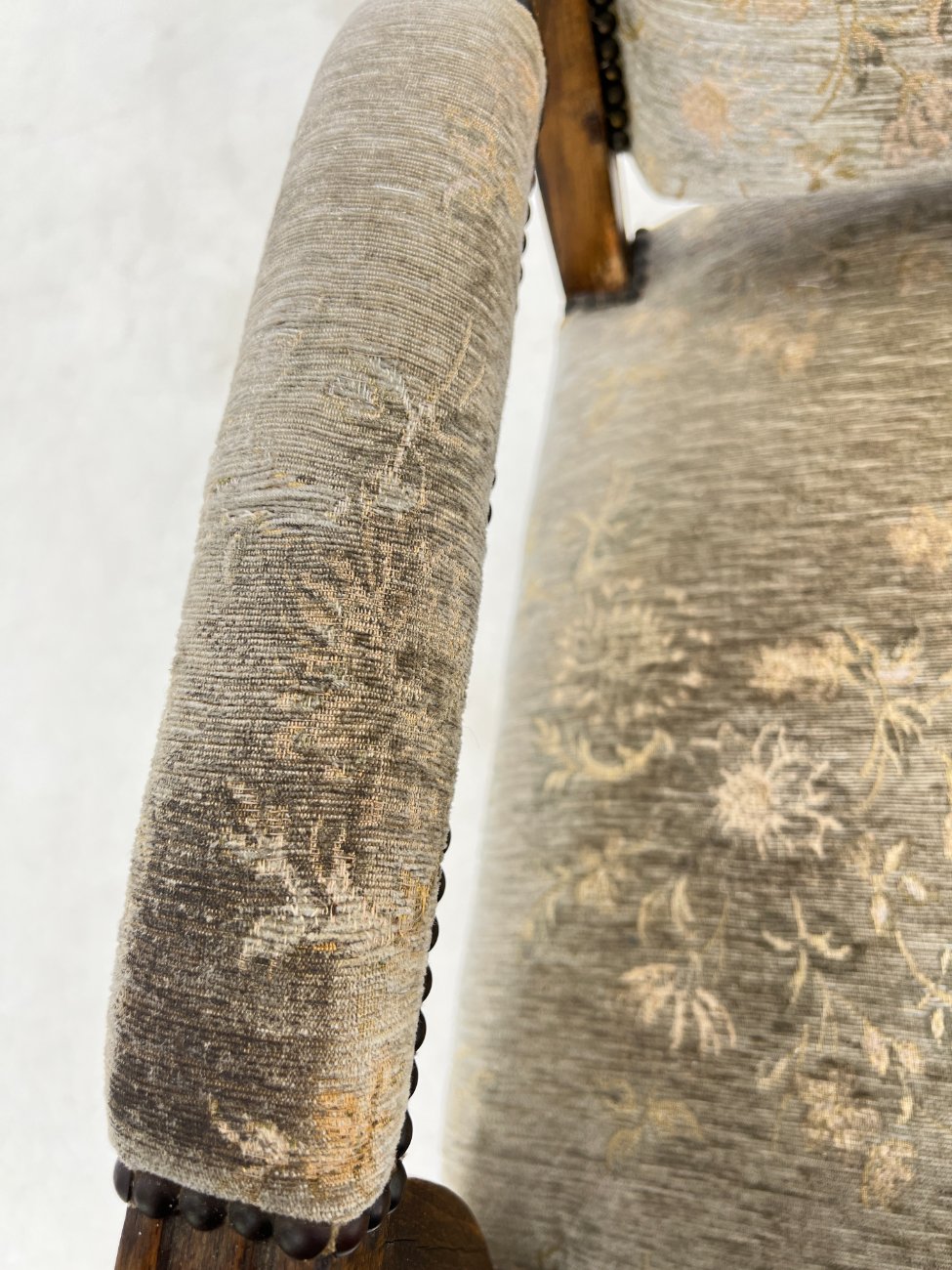 HL0195-valgomojo-kreslai-17 Ąžuolinis krėslas su gobelenu 75×62,5×115 cm, 42 cm