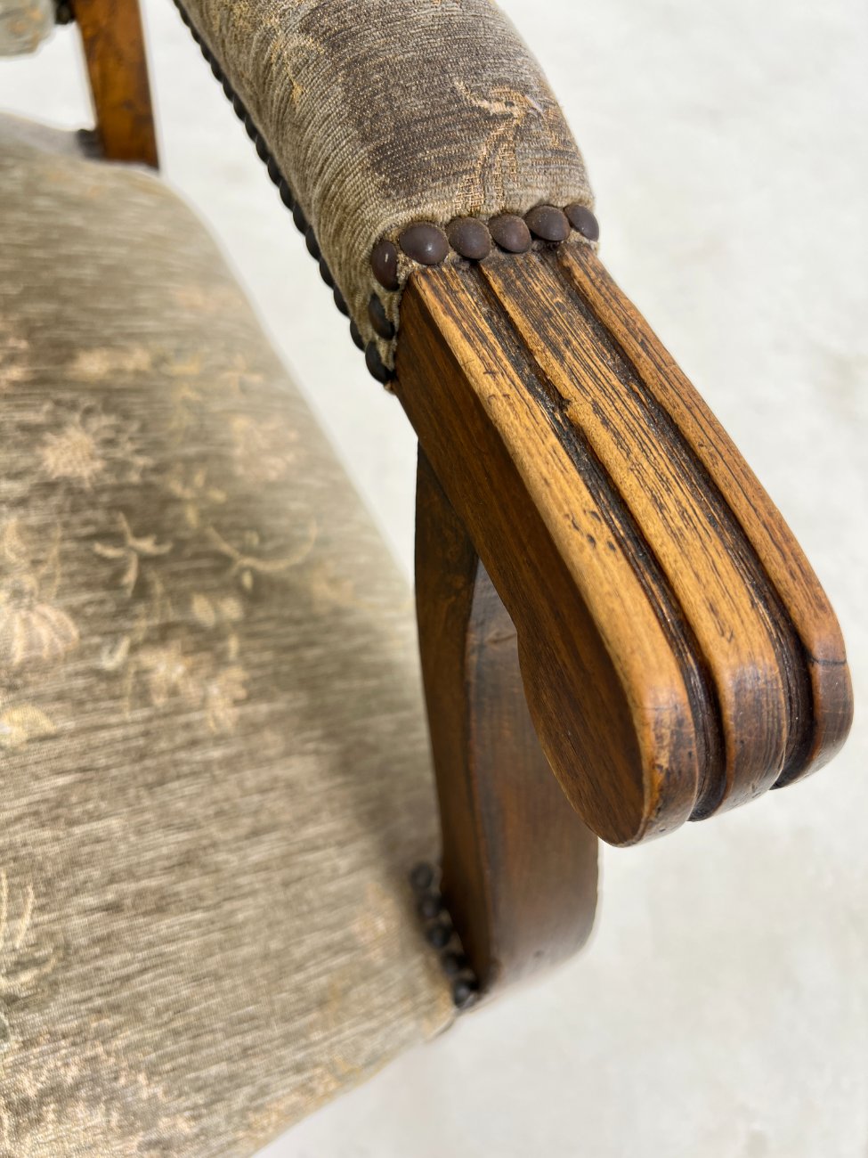 HL0195-valgomojo-kreslai-19 Ąžuolinis krėslas su gobelenu 75×62,5×115 cm, 42 cm