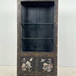 Rytietiška juodos spalvos vitrina su akmens dekoracijomis 42x83x179 cm