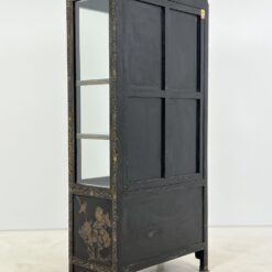 Rytietiška juodos spalvos vitrina su akmens dekoracijomis 42x83x179 cm