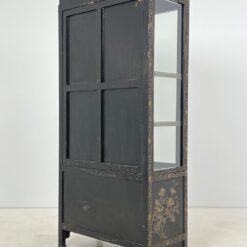 Rytietiška juodos spalvos vitrina su akmens dekoracijomis 42x83x179 cm