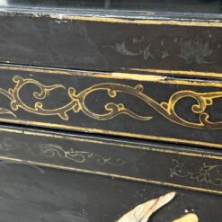 Rytietiška juodos spalvos vitrina su akmens dekoracijomis 42x83x179 cm