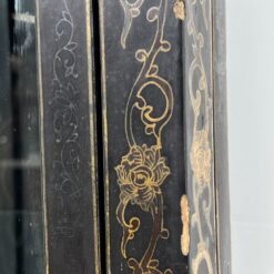 Rytietiška juodos spalvos vitrina su akmens dekoracijomis 42x83x179 cm