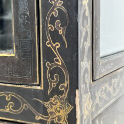 Rytietiška juodos spalvos vitrina su akmens dekoracijomis 42x83x179 cm