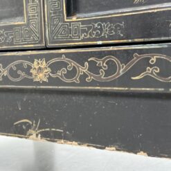 Rytietiška juodos spalvos vitrina su akmens dekoracijomis 42x83x179 cm