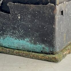 Rytietiška juodos spalvos vitrina su akmens dekoracijomis 42x83x179 cm