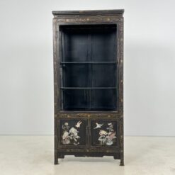 Rytietiška juodos spalvos vitrina su akmens dekoracijomis 42x83x179 cm