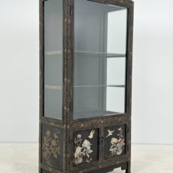 Rytietiška juodos spalvos vitrina su akmens dekoracijomis 42x83x179 cm