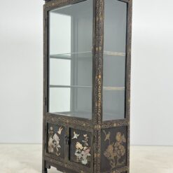 Rytietiška juodos spalvos vitrina su akmens dekoracijomis 42x83x179 cm