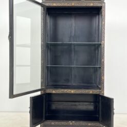 Rytietiška juodos spalvos vitrina su akmens dekoracijomis 42x83x179 cm