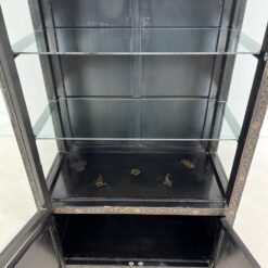 Rytietiška juodos spalvos vitrina su akmens dekoracijomis 42x83x179 cm