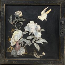 Rytietiška juodos spalvos vitrina su akmens dekoracijomis 42x83x179 cm