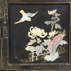 Rytietiška juodos spalvos vitrina su akmens dekoracijomis 42x83x179 cm