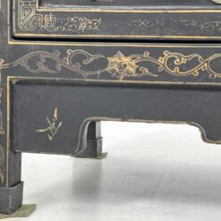 Rytietiška juodos spalvos vitrina su akmens dekoracijomis 42x83x179 cm