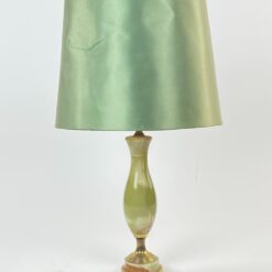 Stalinis žalvario ir onikso šviestuvas žalsvos spalvos gaubtu 31x31x51 cm