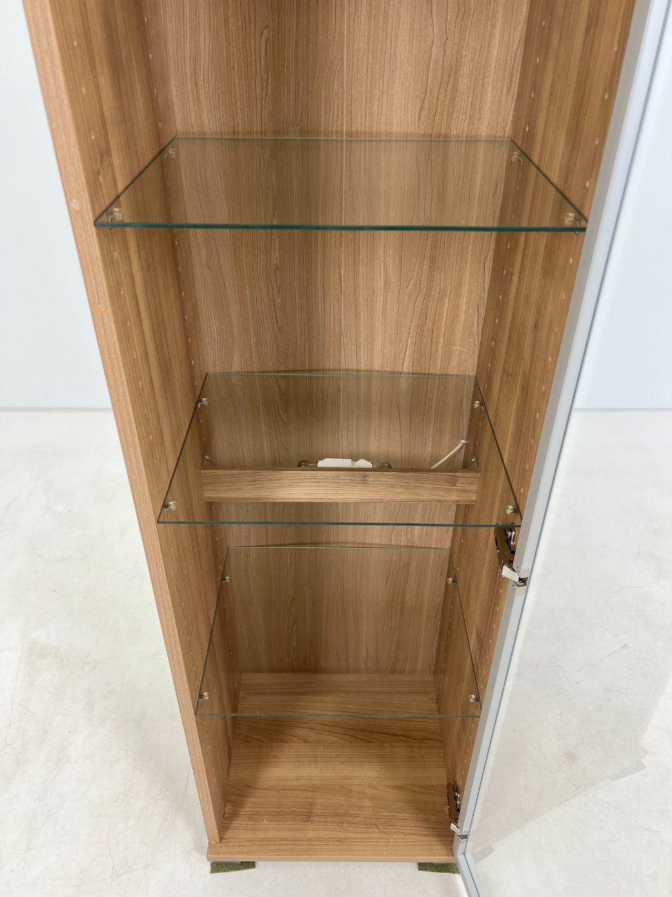 HN0999-vitrinos-7 Vitrina su apšvietimu 39,5×43,5×198 cm