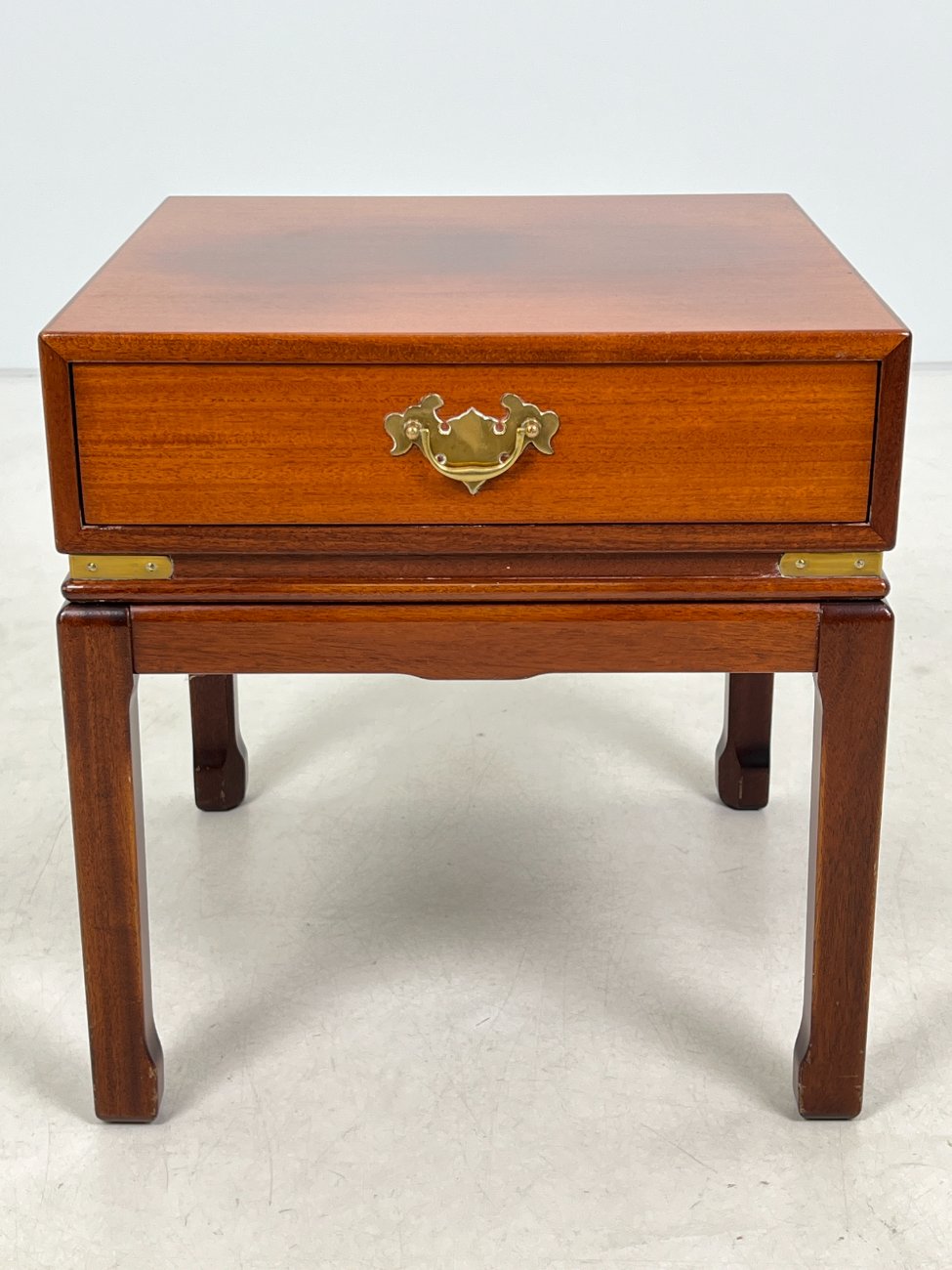 HN1000-spinteles-1 Rytietiško stiliaus raudonmedžio spintelė 50x50x52,5 cm