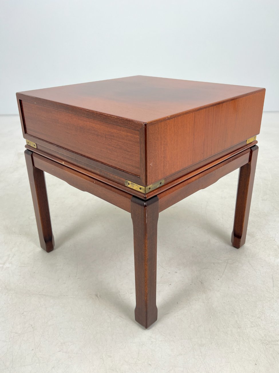 HN1000-spinteles-10 Rytietiško stiliaus raudonmedžio spintelė 50x50x52,5 cm