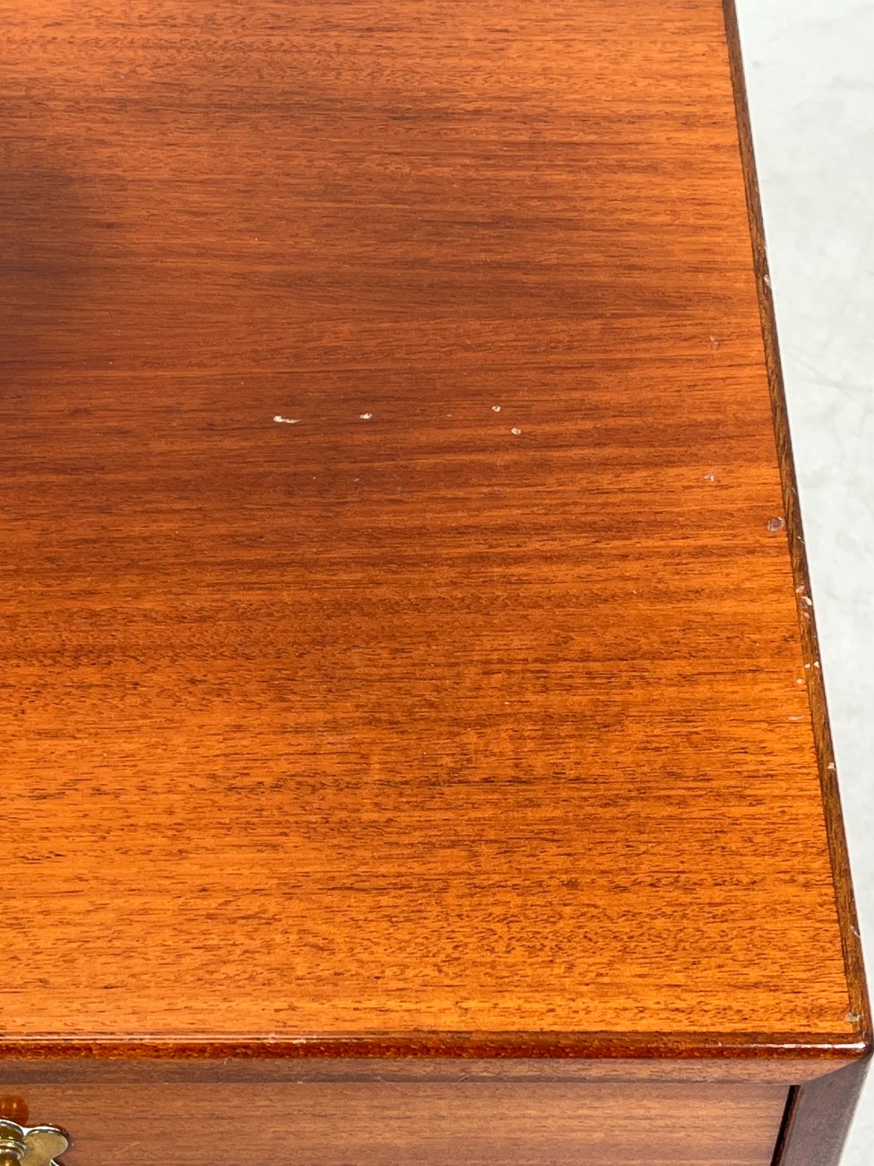 HN1000-spinteles-11 Rytietiško stiliaus raudonmedžio spintelė 50x50x52,5 cm