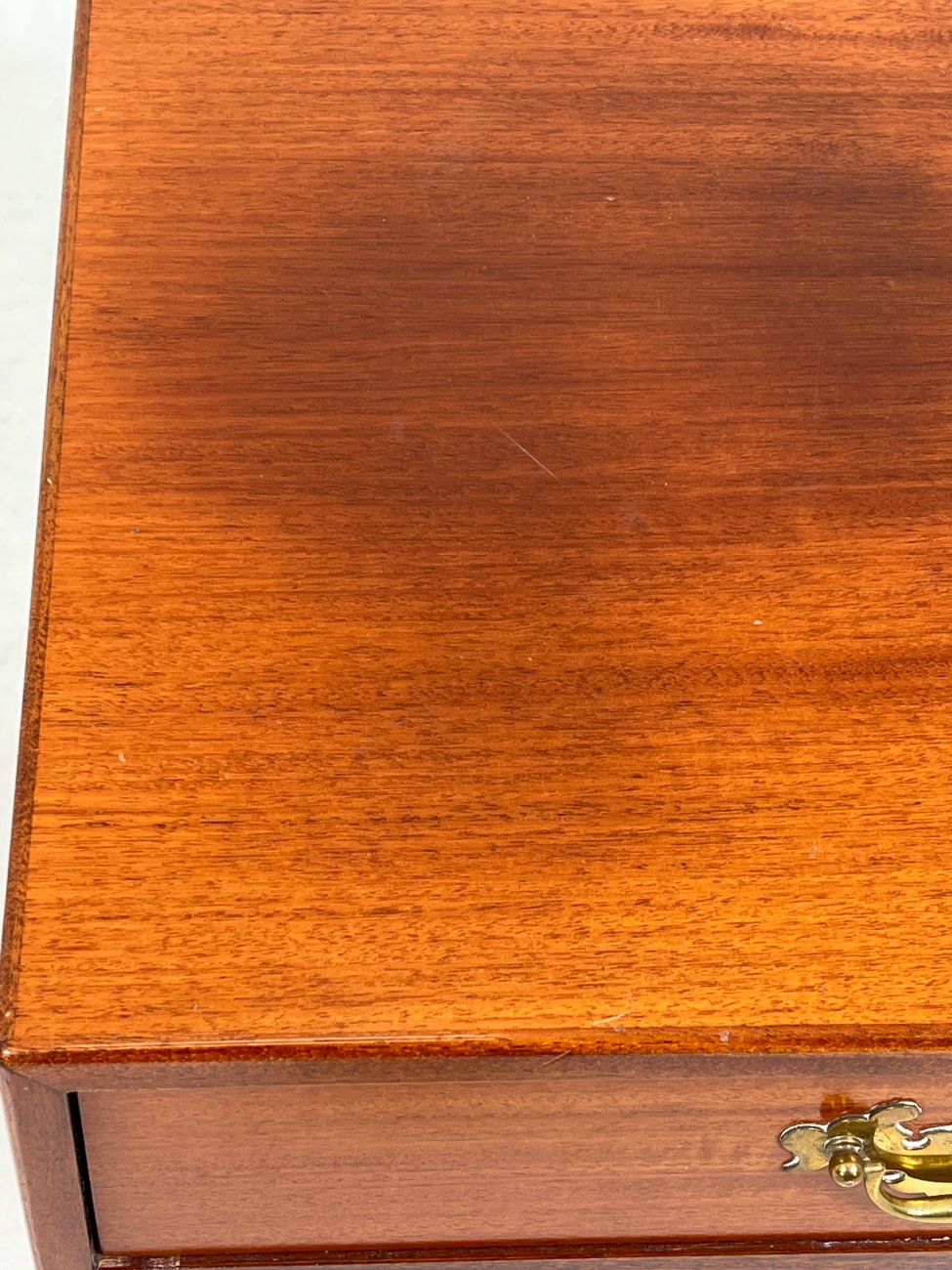 HN1000-spinteles-12 Rytietiško stiliaus raudonmedžio spintelė 50x50x52,5 cm