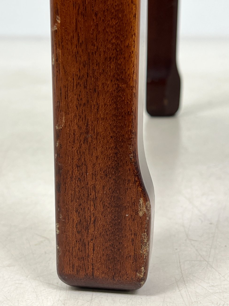 HN1000-spinteles-13 Rytietiško stiliaus raudonmedžio spintelė 50x50x52,5 cm