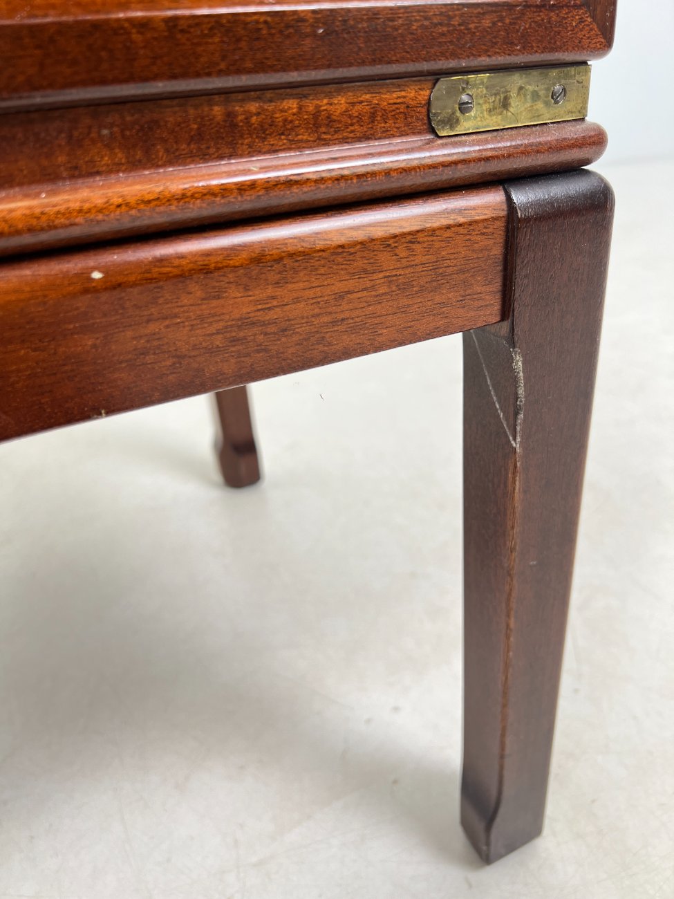 HN1000-spinteles-15 Rytietiško stiliaus raudonmedžio spintelė 50x50x52,5 cm