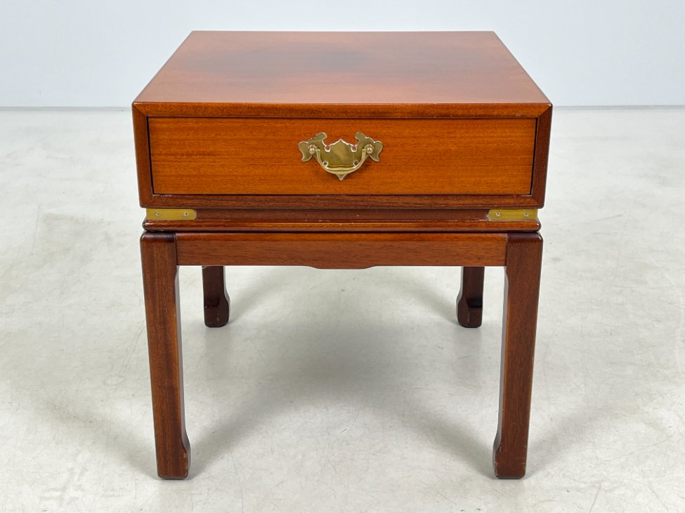 HN1000-spinteles-2 Rytietiško stiliaus raudonmedžio spintelė 50x50x52,5 cm