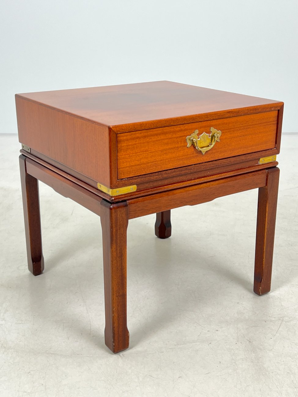 HN1000-spinteles-3 Rytietiško stiliaus raudonmedžio spintelė 50x50x52,5 cm